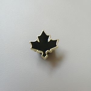 📍2/20$ Black & Gold Maple Leaf Enamel Pin NWOT